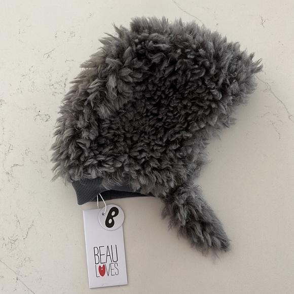 Little fuzzy fur hat with neck strap - Picture 3 of 4